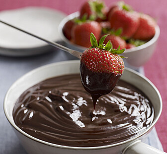 Den søteste TikTok-trenden akkurat nå: Jordbær dyppet i brownierøre