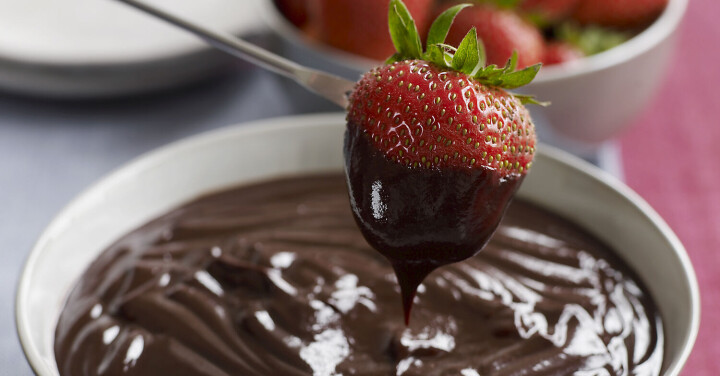 Den søteste TikTok-trenden akkurat nå: Jordbær dyppet i brownierøre