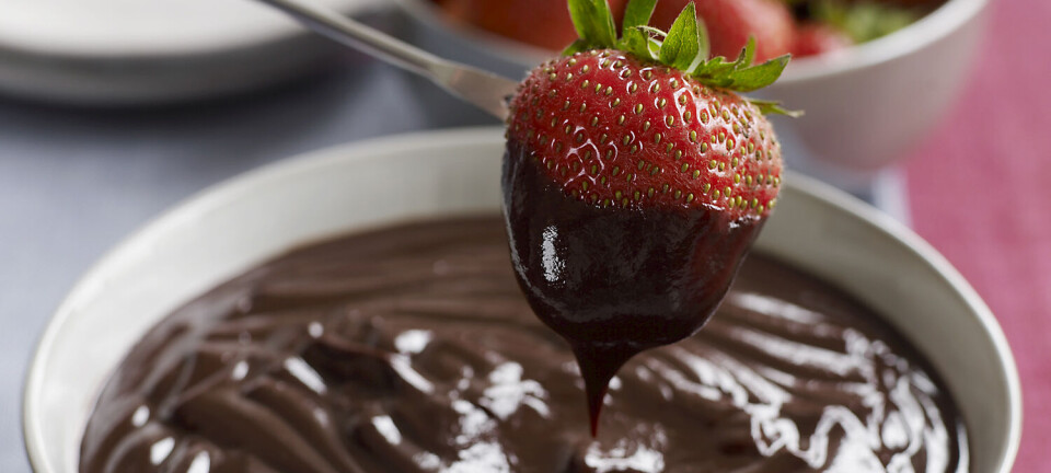 Den søteste TikTok-trenden akkurat nå: Jordbær dyppet i brownierøre