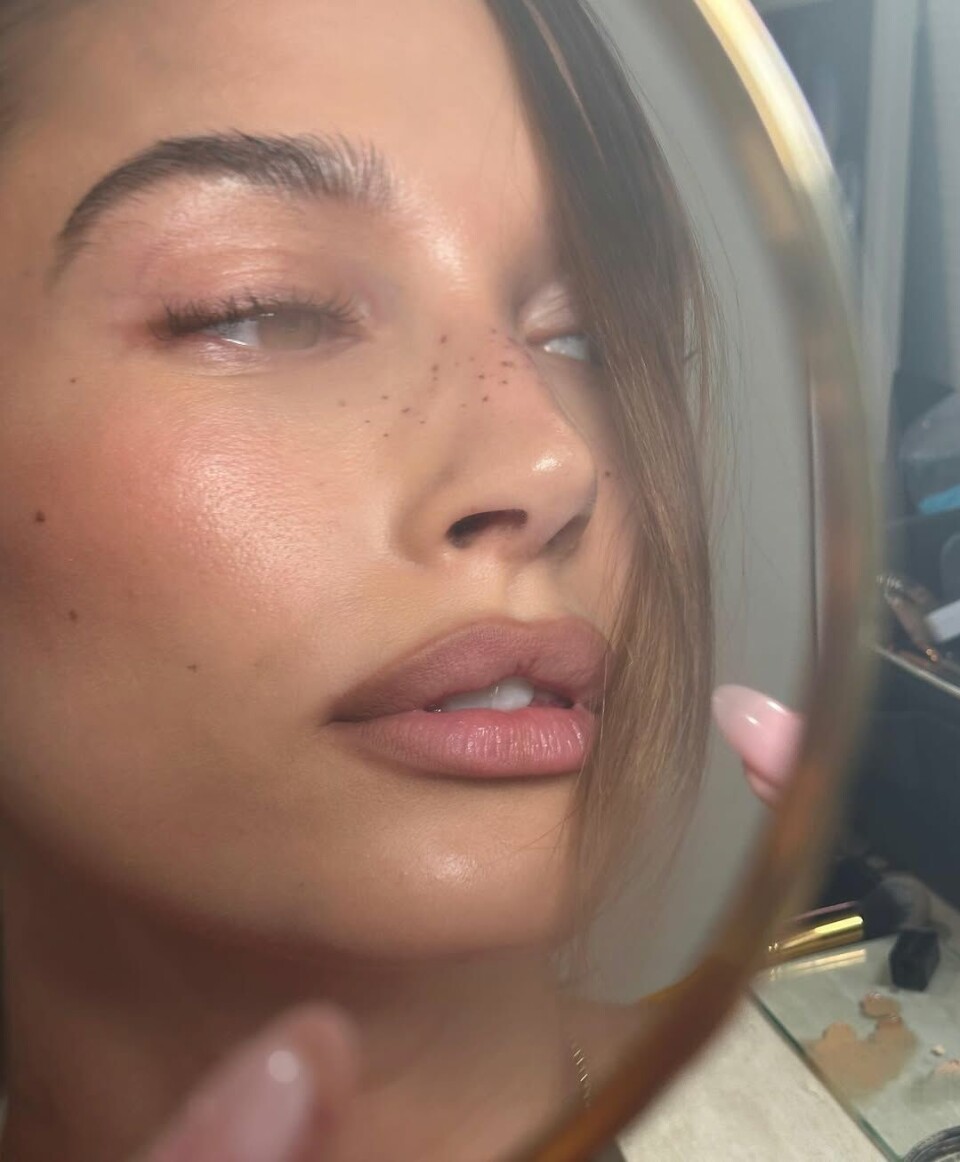 Det er ikke akkurat sjelden vi ser perfekt cloud skin på beauty-dronningen Hailey Bieber.