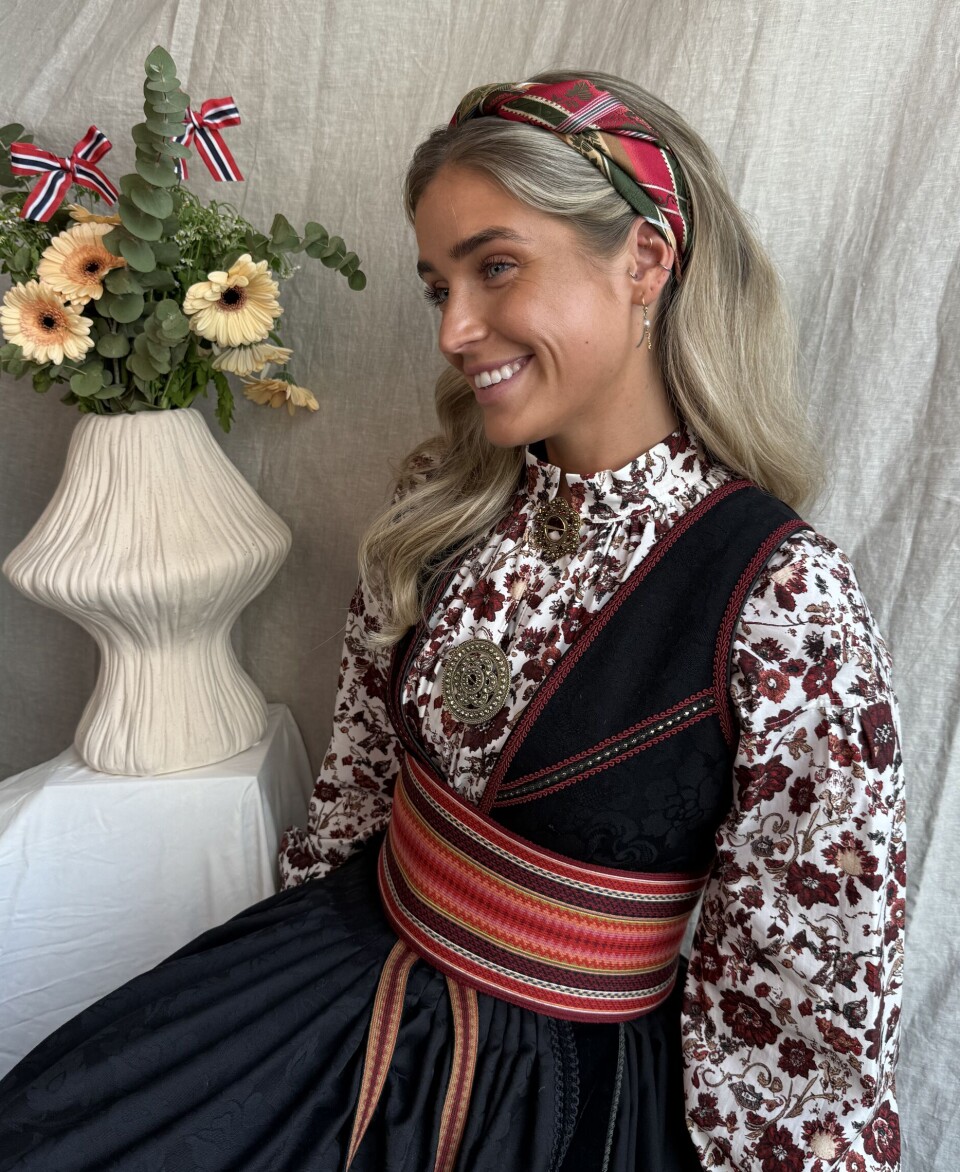 Skjerfene fra Tyrihans er perfekte å style både i håret og rundt halsen. Slik knyter du silkeskjerfet til bunaden på 17. mai