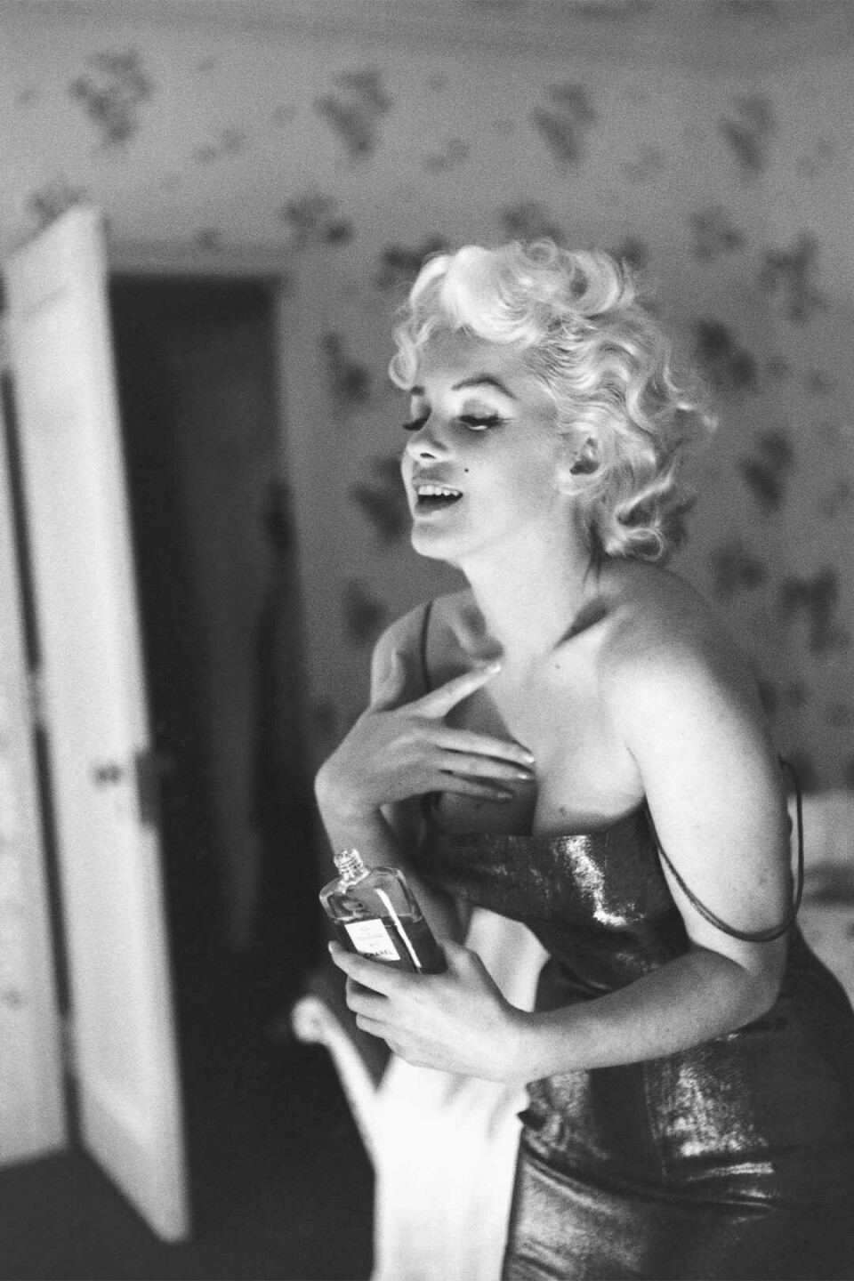 Marilyn Monroe med sin Chanel no. 5-flakong. Et produkt som for lengst har fått ikon-status!