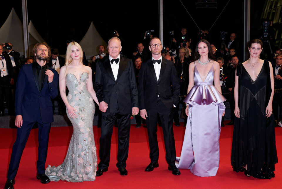 Stjernelag: Anders Danielsen Lie, Elle Fanning, Stellan Skarsgård, Joachim Trier, Renate Reinsve and Inga Ibsdotter Lilleaas på den røde løperen på Filmfestivalen i Cannes.
