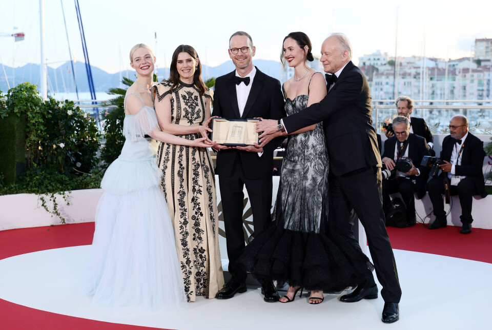 Elle Fanning, Inga Ibsdotter Lilleaas, Joachim Trier, Renate Reinsve og Stellan Skarsgård poserer med prisen Grand Prix for Affeksjonsverdi (Sentimental Value på engelsk) under den 78. utgaven av Cannes-festivalen.