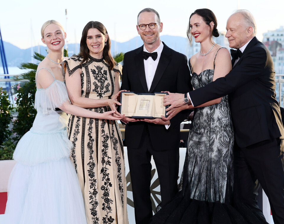 Elle Fanning, Inga Ibsdotter Lilleaas, Joachim Trier, Renate Reinsve og Stellan Skarsgård poserer med prisen Grand Prix for Affeksjonsverdi (Sentimental Value på engelsk) under den 78. utgaven av Cannes-festivalen.
