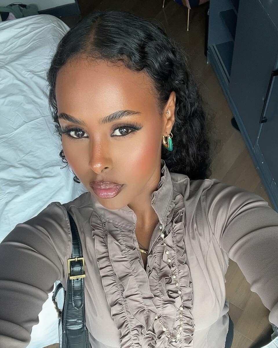 Vi stilcrusher på Hafsa Muhi - og merker oss blant annet store armbånd og caps til sommergarderoben