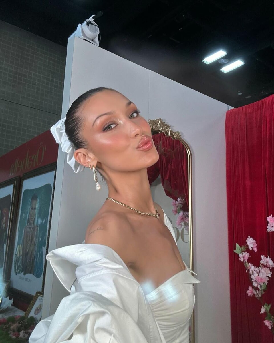 Supermodell Bella Hadid er en entusiastisk fan av scrunchien og ses ofte med det som en del av sin signaturstil.