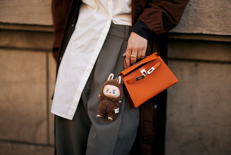 Denne sjokoladebrune varianten er en sjelden Labubu Secret Edition fra Macaron-serien, noe som gjør den ekstra ettertraktet blant samlere.