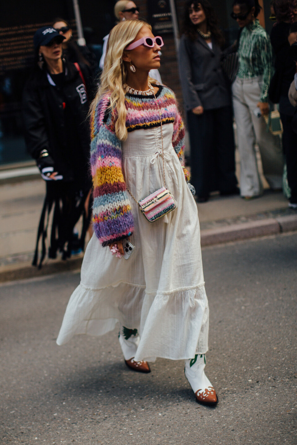 Vi kommer til å style en heklet topp eller genser over en kjole i sommer! Som sett under CPHFW.