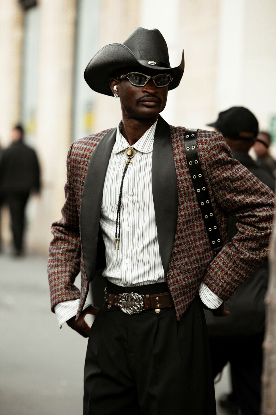 Cowboy-aktig look fra Paris Fashion Week - komplett med belte, slips og hatt.