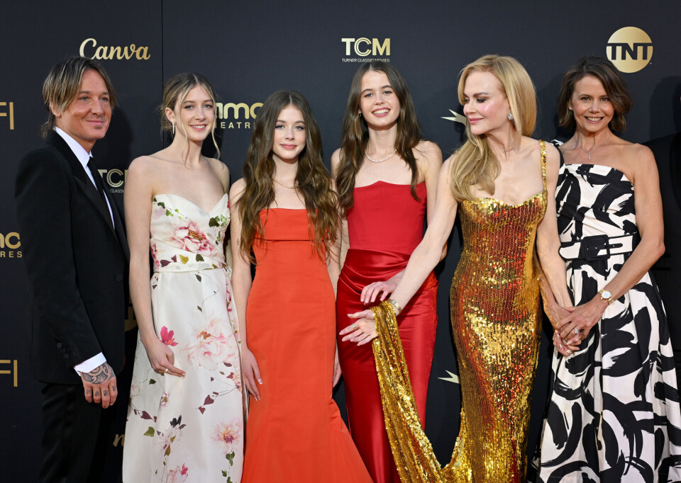Keith Urban, Sunday Rose Kidman Urban, Faith Margaret Kidman Urban, Sybella Hawley, Nicole Kidman og Antonia Kidman sammen på den røde løperen i anledning AFI Life Achievement Award Gala Tribute Celebrating Nicole Kidman i Hollywood, California i april 2024.