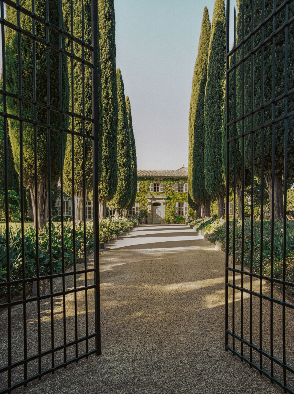 I Provence like nord for Nice, ved Montauroux i Grasse – verdens parfymehovedstad – ligger Château La Colle Noire. Herregården ble kjøpt av Christian Dior i 1951, med en intensjon om å trekke seg tilbake og pensjonere seg i området han elsket så høyt. Huset til Christian Dior