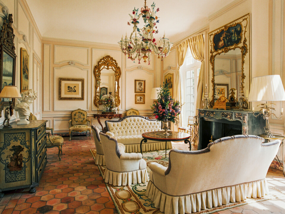 Vårsalongen, eller Le Petit Salon, er blant annet inspirert av Christian Diors kunstnervenner, med spektakulære kunstverk og møbler – for eksempel den italienske Murano-lysekronen. Huset til Christian Dior