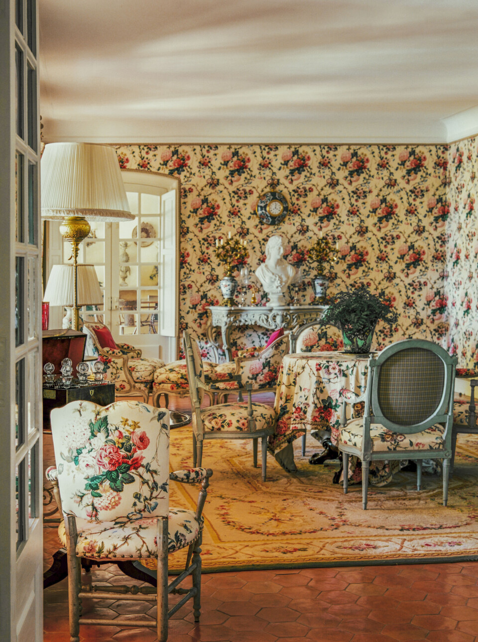 Christian Diors hjem i Provence: Historien om La Colle Noire Huset til Christian Dior – Blomstret tapet i stue