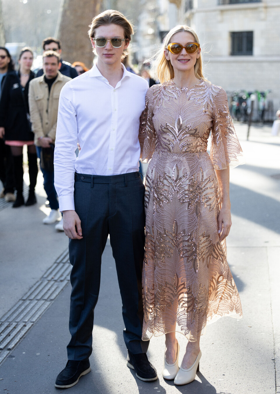 Kelly Rutherford og sønnen Hermès Gustaf Daniel Giersch utenfor Elie Saab-visninger under Paris Fashion Week i mars 2025.
