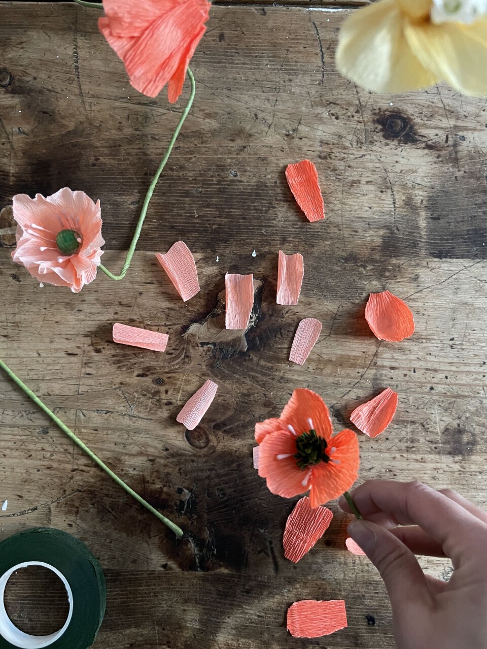 Slik lager du blomster av kreppapir