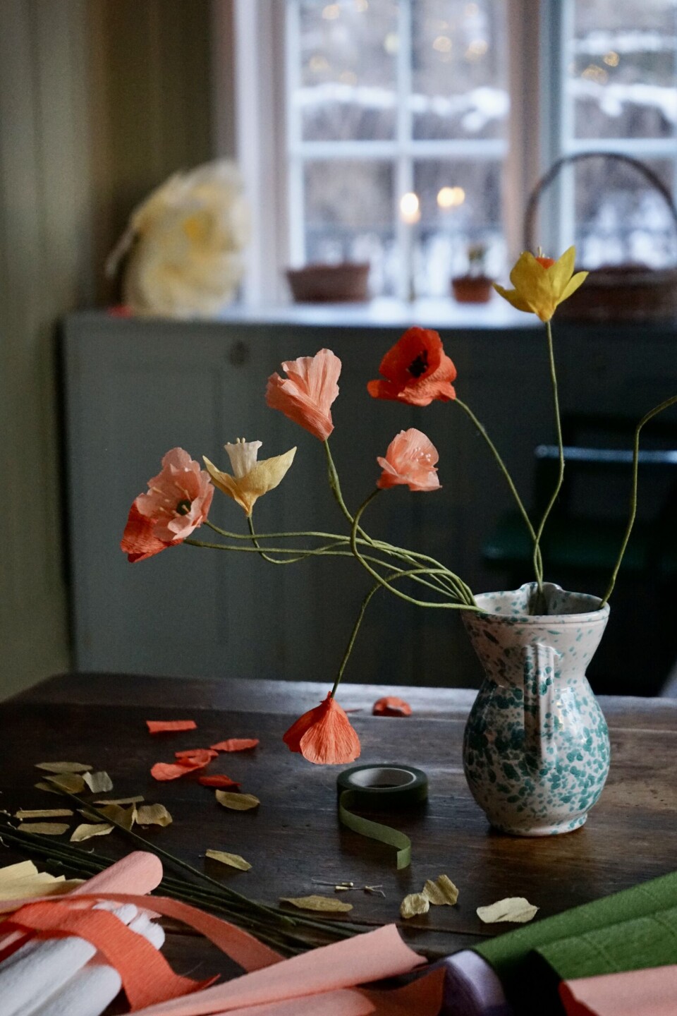 Slik lager du blomster av kreppapir