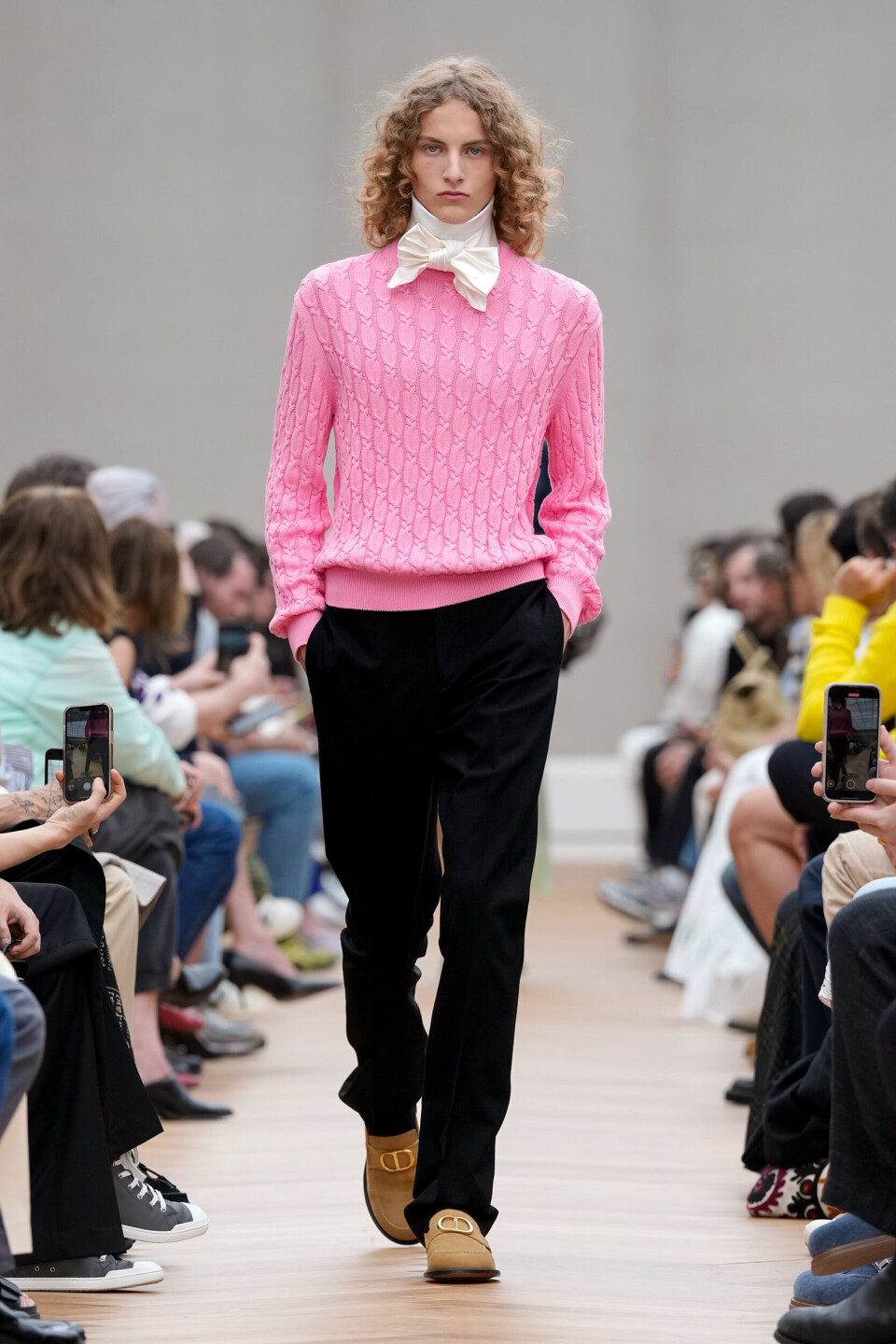 Se Jonathan Andersons første visning for Dior