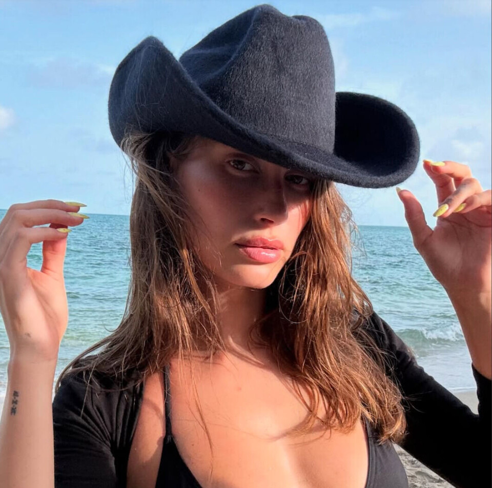 Hvem drømmer vel ikke om sommerfriske negler à la Hailey Bieber?