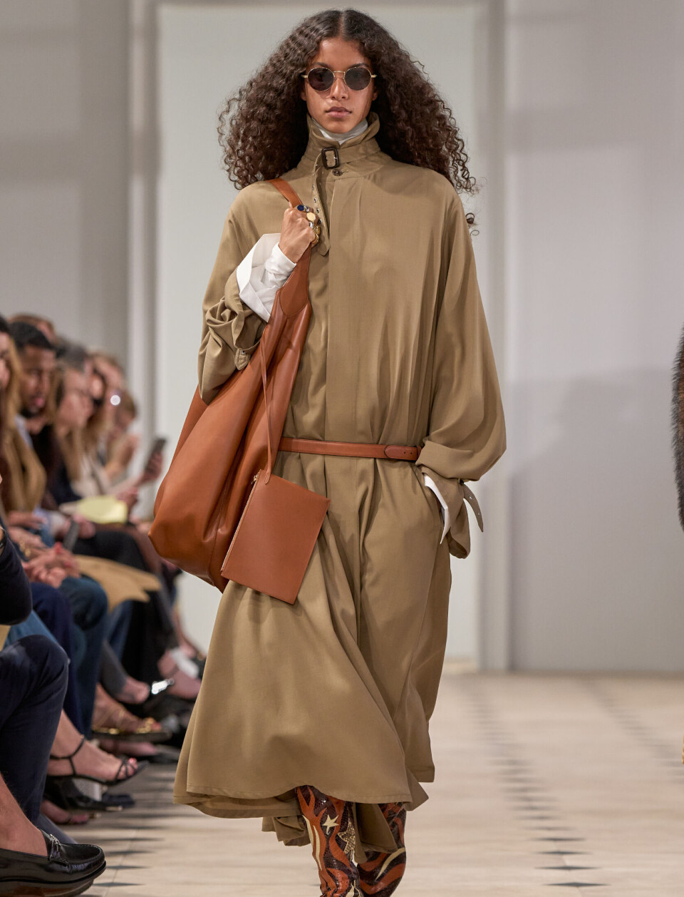Dette antrekket må være definisjonen på effortlessly cool. Michael Rider gjorde akkurat sin designerdebut for Celine under Paris Fashion Week. Michael Rider CELINE spring 2026