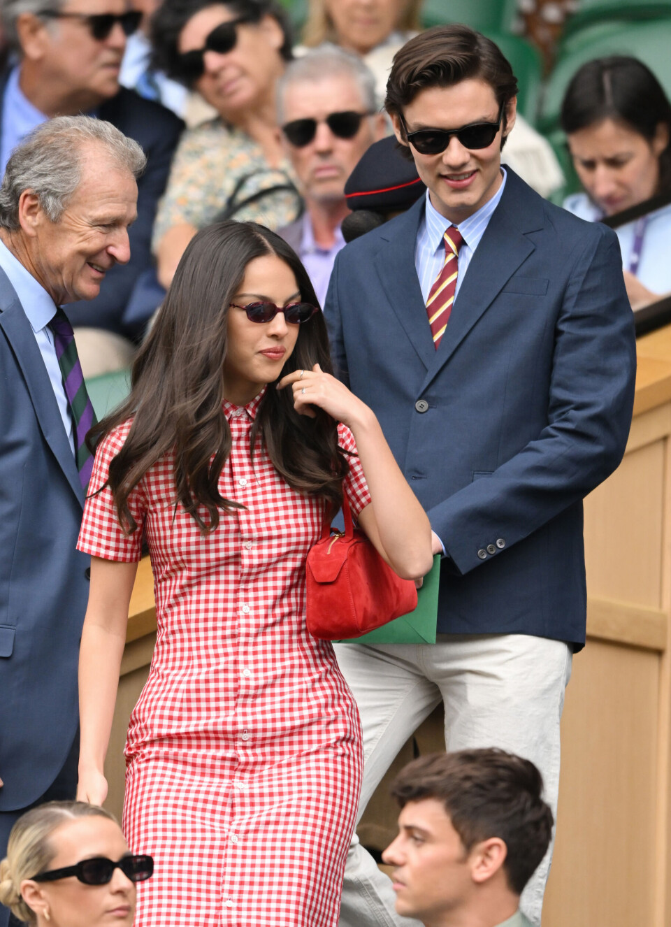 Olivia Rodrigo og Louis Partridge deltar på dag tre av Wimbledon den 2. juli 2025 i London, England.