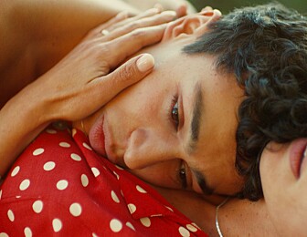 Se Pia Tjelta i intenst kjærlighetsdrama