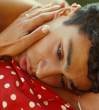 Se Pia Tjelta i intenst kjærlighetsdrama