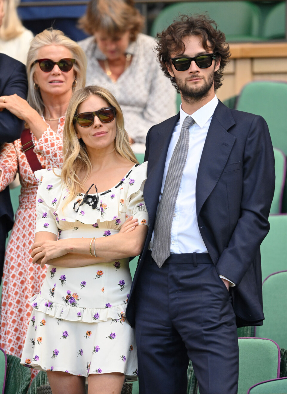 Sienna Miller og Oli Green følger spent med på kampen ved banen på dag ni, 8. juli 2025.