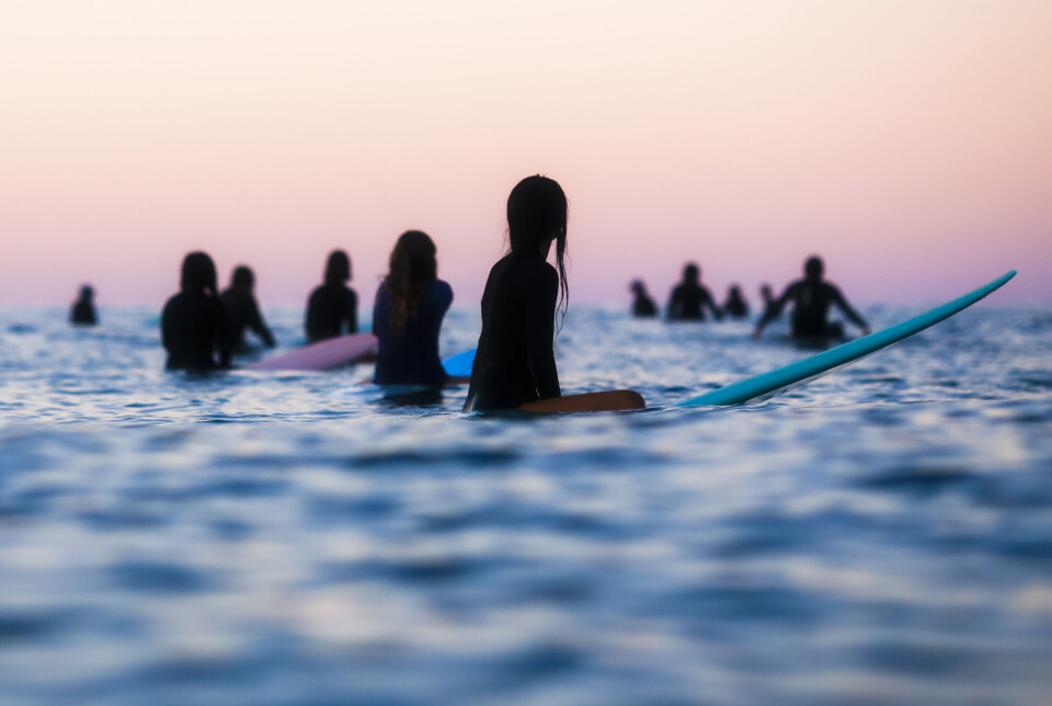 Hva skjer når en nevrotisk kontrollfreak med vannskrekk takker ja til surfetur i Biarritz? surfingELLEyoga