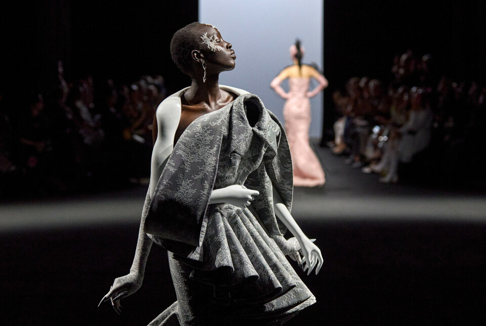 De beste av de beste viste som vanlig frem fantastiske kreasjoner og spennende, utradisjonelle kolleksjoner under Paris Haute Couture Week. Her fra det Met Gala-inspirerte showet til Robert Wun.