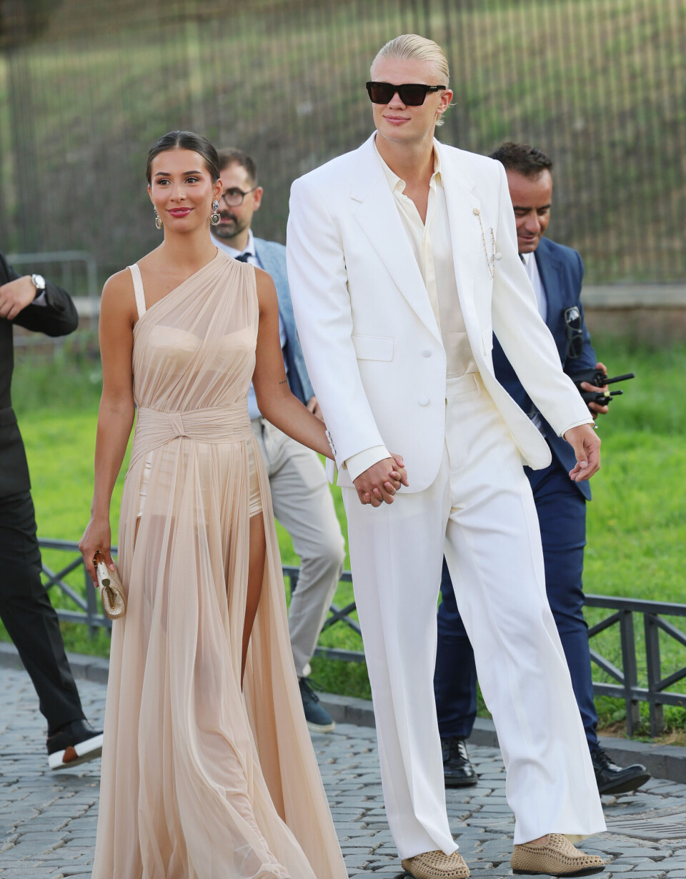 Isabel Haugseng Johansen og Erling Haaland ankom Dolce & Gabbanas eksklusive Alta Moda-visning ved Forum Romanum i Roma 14. juli 2025.