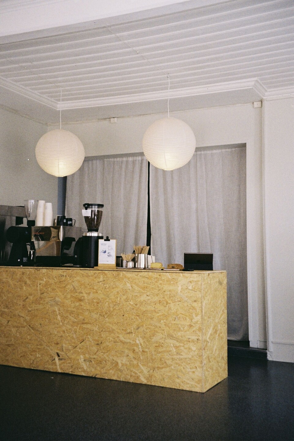 Der skandinavisk minimalisme møter duften av nykvernet kaffe.
