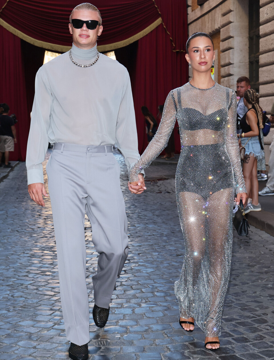Erling Haaland og Isabel Haugseng Johansen utenfor Dolce & Gabbanas Alta Sartoria-visning ved Castel Sant’Angelo den 15. juli 2025 i Roma.