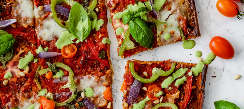 Slik lager du pizza på sprø søtpotetbunn – sunt, enkelt og superdigg!