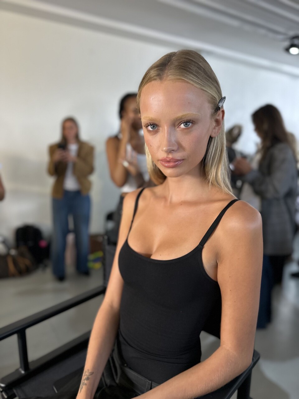 Emma Ellingsen i sminkestolen før hun gikk ut på runwayen for Rotate.