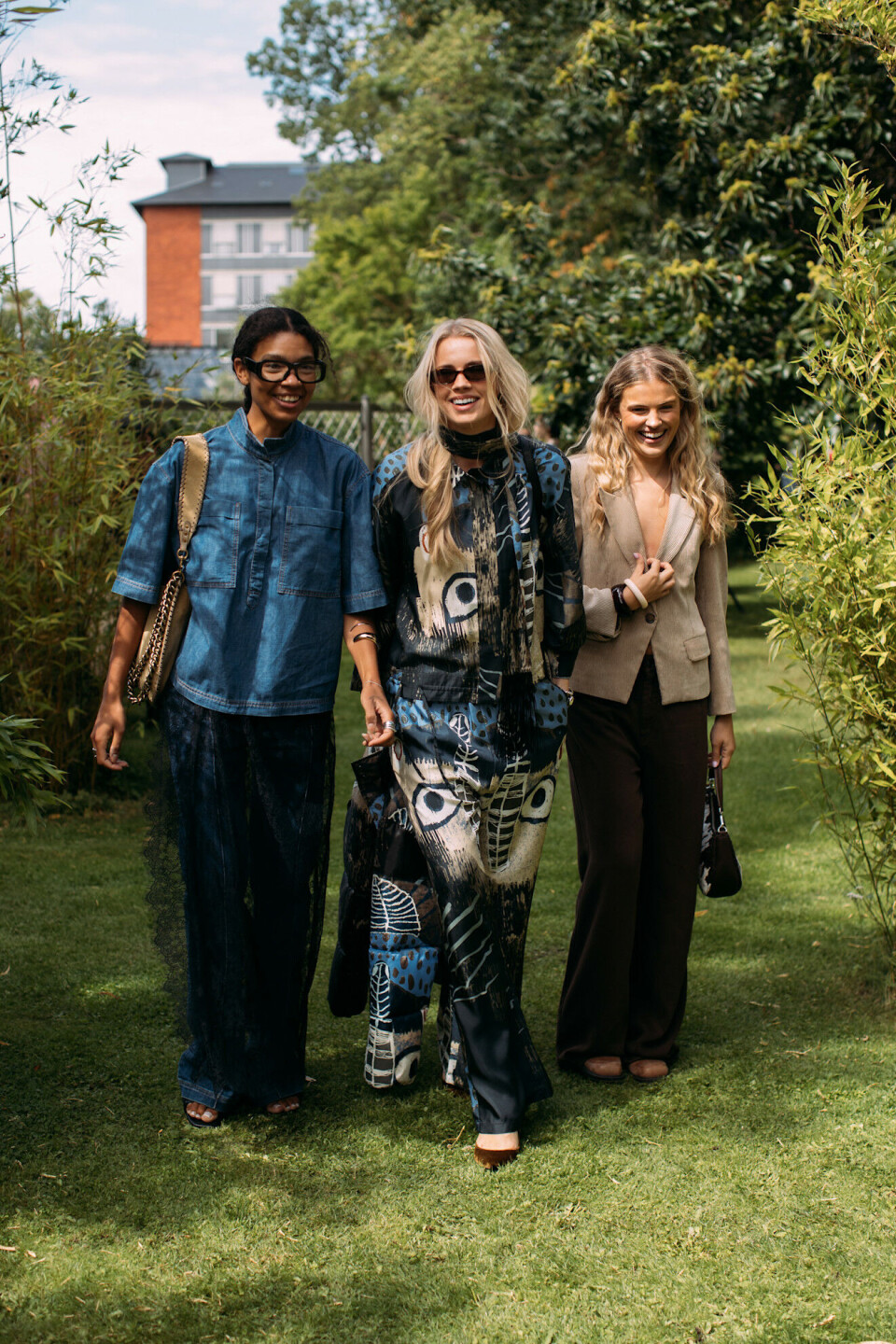 Meg, Andrea Steen og Emma Ställmark iført MUNTHE for anledningen.