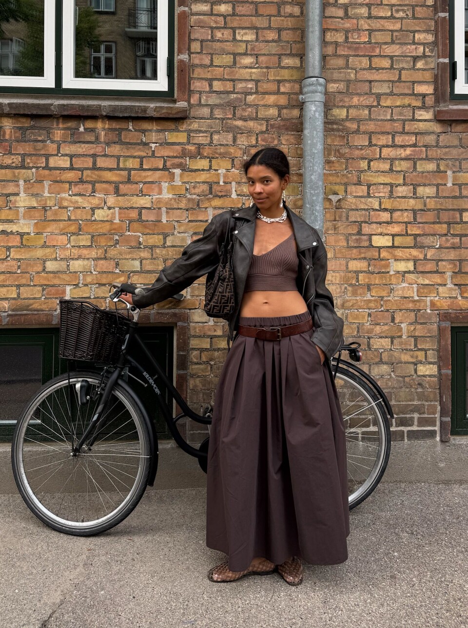 Gammel bikerjakke fra Zara herre, skjørt fra StyleIn, plastballerinasko fra H&M, gammel strikketopp og belte, smykker fra Ugnès Story.