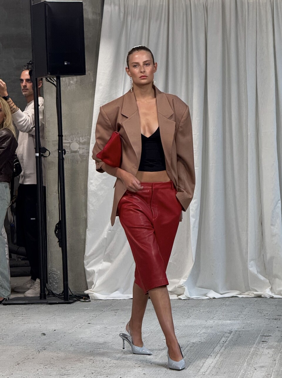 Det var mye rødt i kombinasjon med brunt og beige både i gatemoten og på runwayen denne sesongen av CPHFW. Her fra Gestuz sin visning.