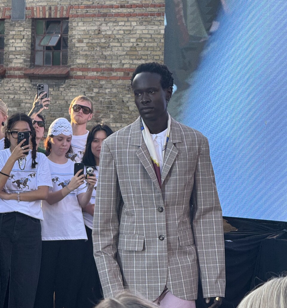 Jeg virkelig elsket hvordan Baum und Pferdgarten hadde stylet silkeskjerfet på flere av modellene under showet. En tidløs, equestrian-inspirert look som funker for alle.
