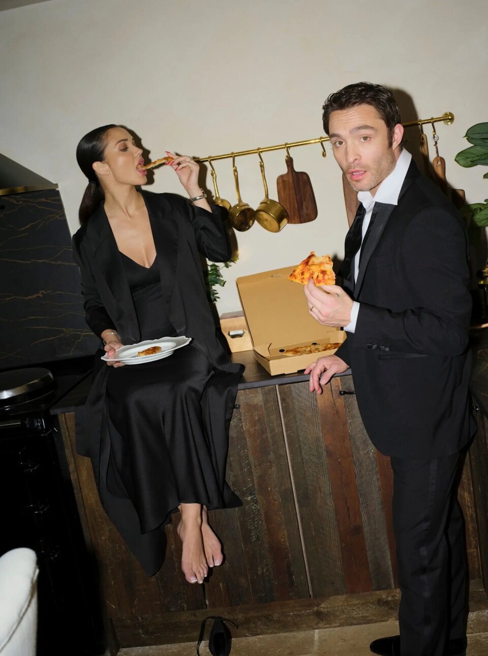 Ed Westwick og Amy Jackson inviterer på pizza hjemme i landlige omgivelser i England.
