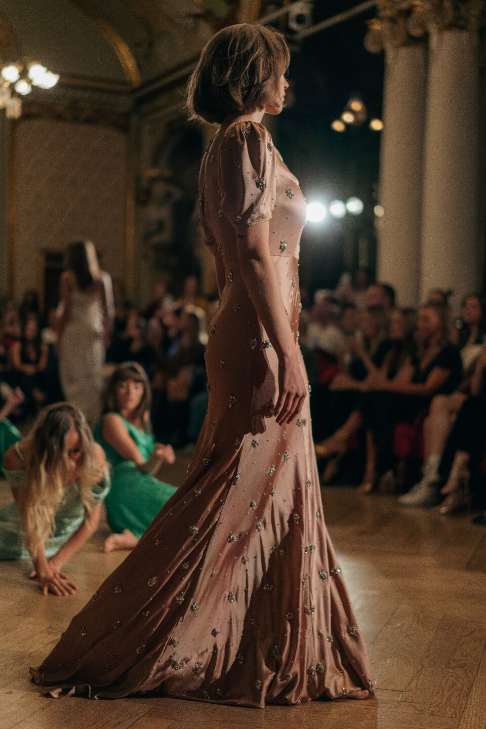 Se bildene fra Pia Tjelta Studios første moteshow på ærverdige Nationaltheatret Pia Tjelta Studio Oslo Runway 2025