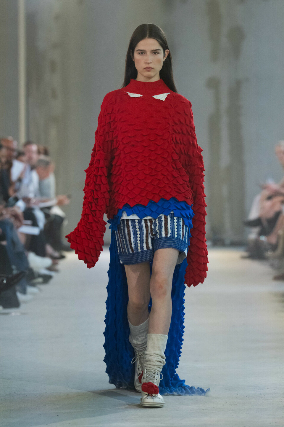 Berlin Curated SS26 inneholdt også flere koboltblå looks.