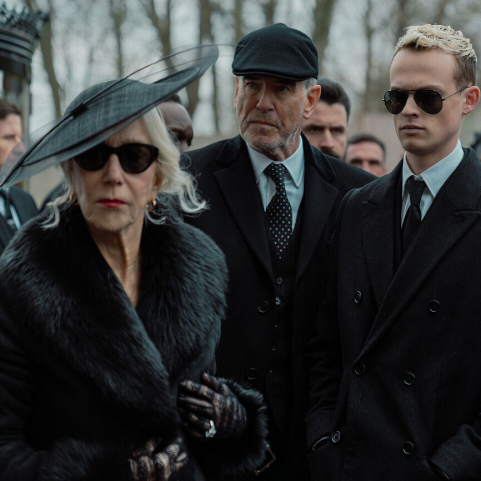 Seriene vi strømmer nå! Serietips Mobland med Helen Mirren, Pierce Brosnan og Ansoon Boon.