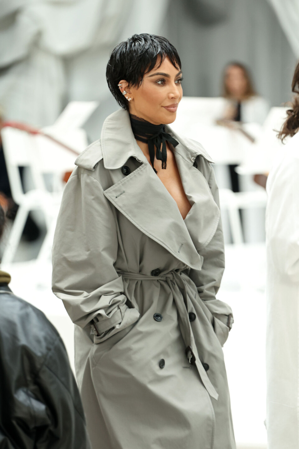 Kim Kardashian på vei til Maison Margiela SS26-visningen i Paris med splitter ny frisyre.