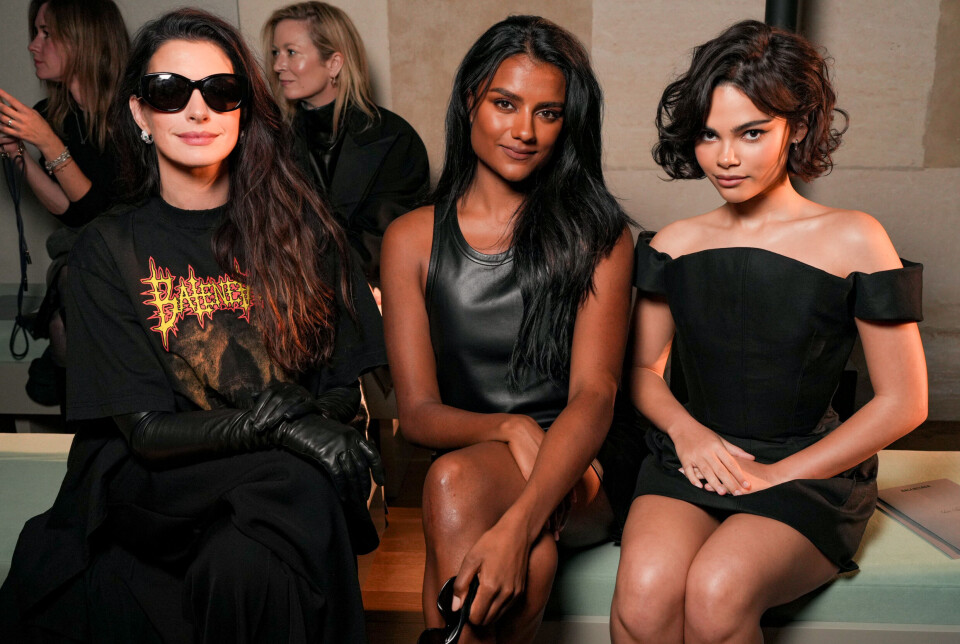 Anne Hathaway og Simone Ashley (t.v.), avbildet sammen med skuespiller Ariana Greenblatt (t.h.)