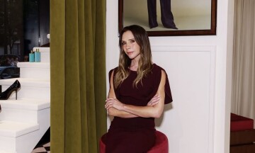 I dag lanserer Victoria Beckham både kleskolleksjon og egen serie