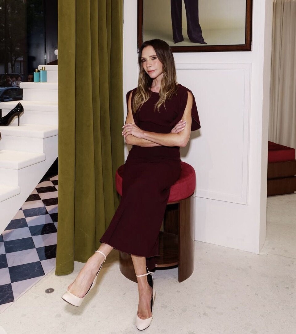 I dag lanserer Victoria Beckham både kleskolleksjon og egen serie Victoria Beckham lanserer ny kleskolleksjon hos NET-A-PORTER og sin egen dokumentarserie på Netlfix.