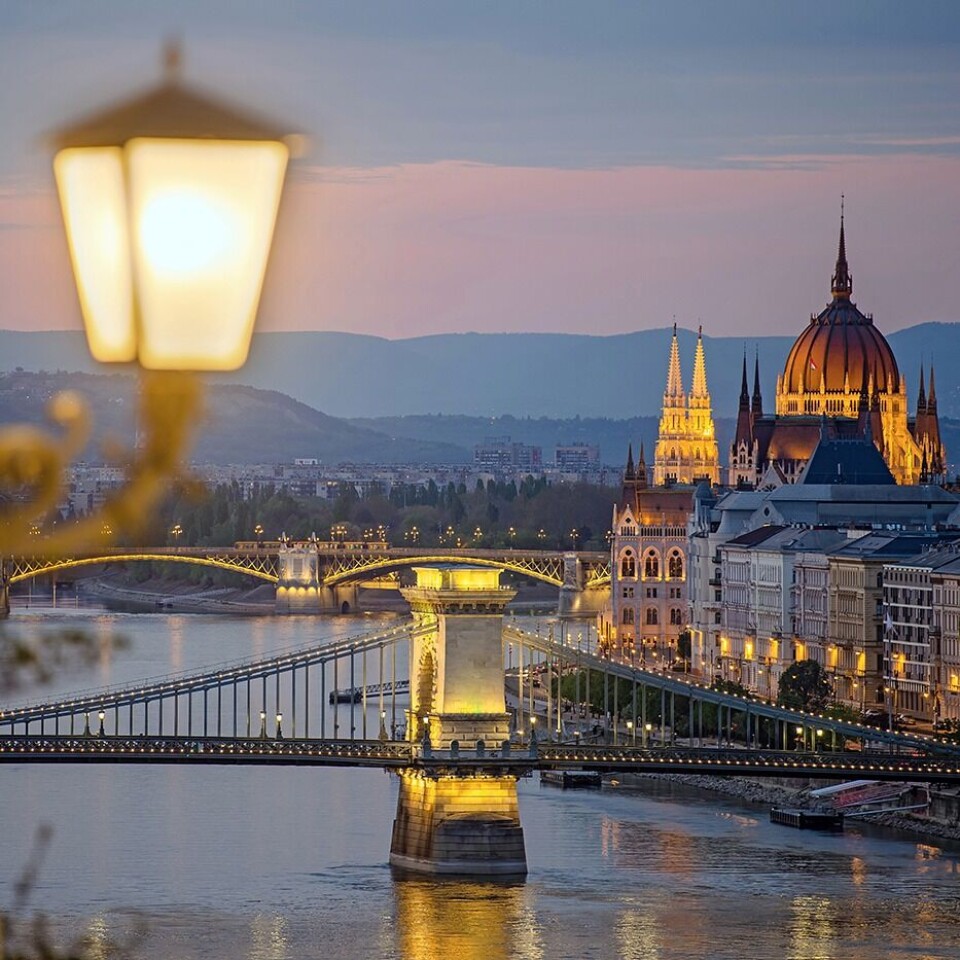 Et must på romantisk helgetur i Budapest er å vandre hånd i hånd over broen som deler byen. Vakkert!