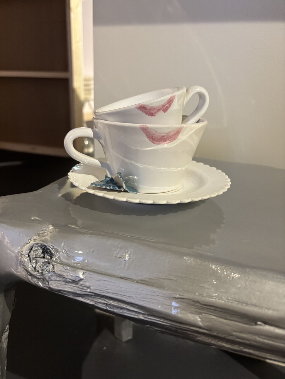 Kiss and tell: Kaffekopper med merker av leppestift.