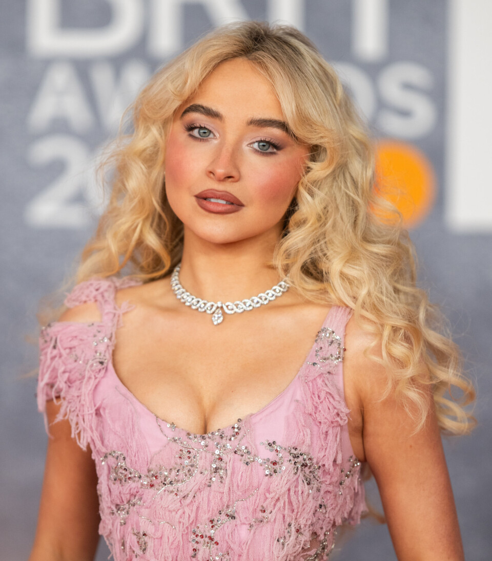 Sabrina Carpenter + blush = sant! Legg merke til hvordan hun plasserer blushen lavt på kinnene her – i ekte Marie Antoinette-stil.